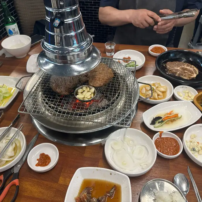 다양한 반찬과 함께 준비된 식사 테이블