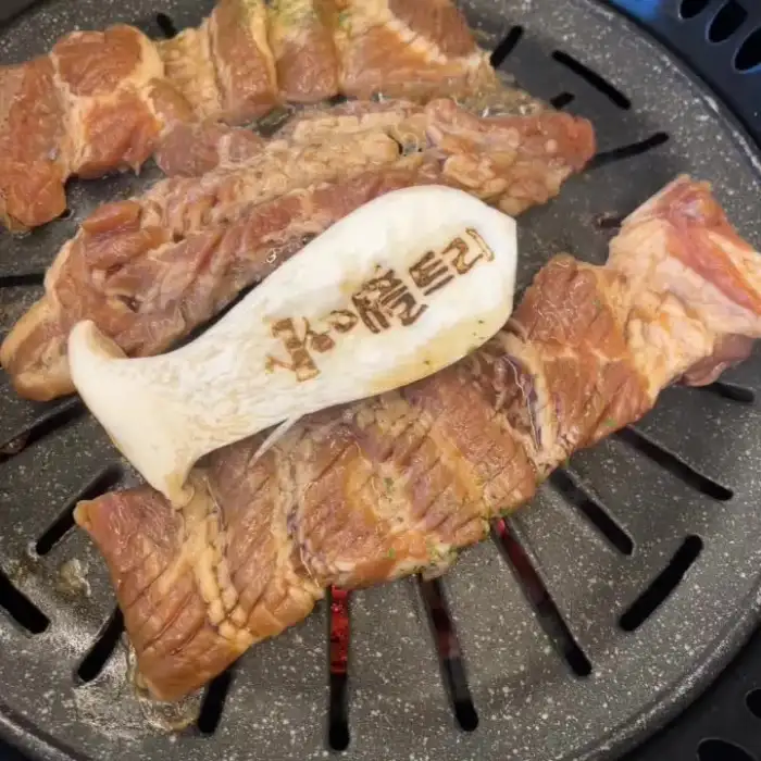 애플트리 돼지갈비 굽는 모습