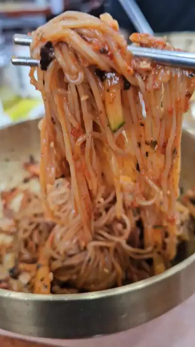 젓가락으로 집어 올린 비빔막국수 면발