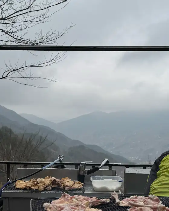산으로 둘러싸인 풍경