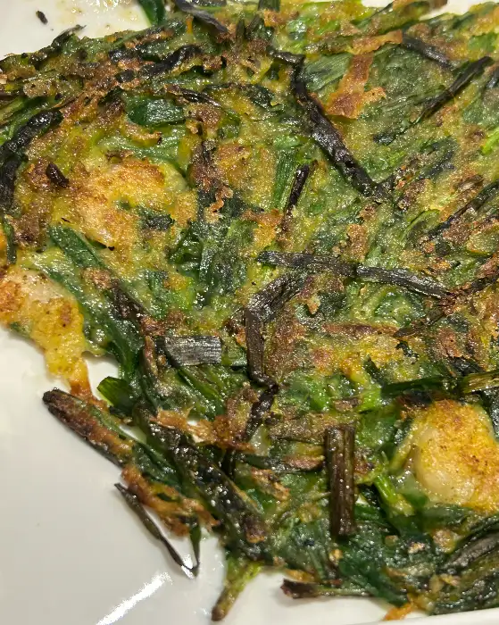 바삭하게 잘 부쳐진 부추전