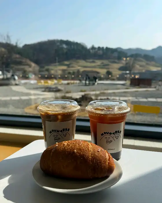 카페 전경과 음료, 빵