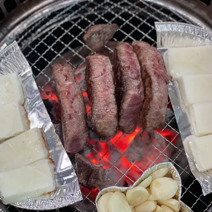 숯불 위에서 구워지는 한우 조각들