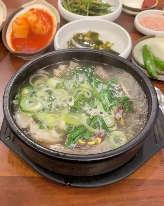 순대국밥 속의 푸짐한 내용물