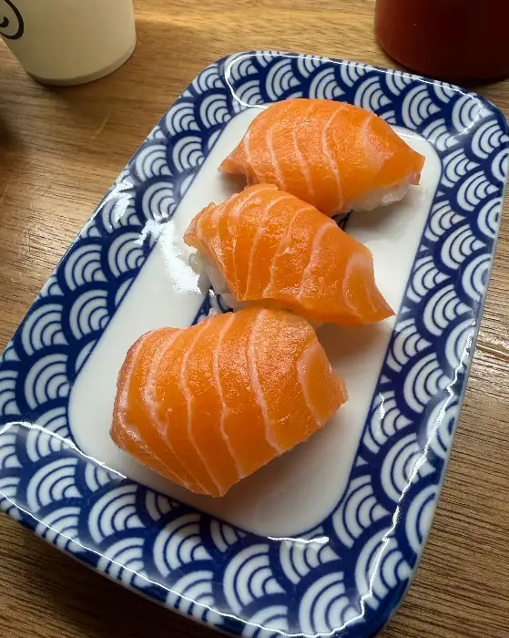 연어초밥 3점