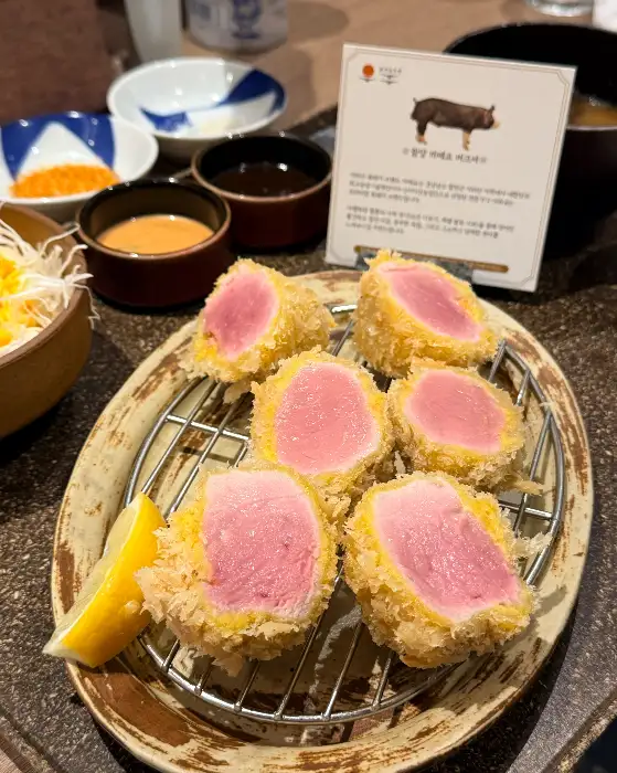 돈카츠 조각들과 레몬이 놓여 있다.