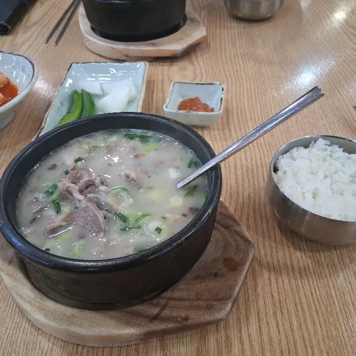 다양한 종류의 순대와 수육이 담긴 모둠 수육 접시