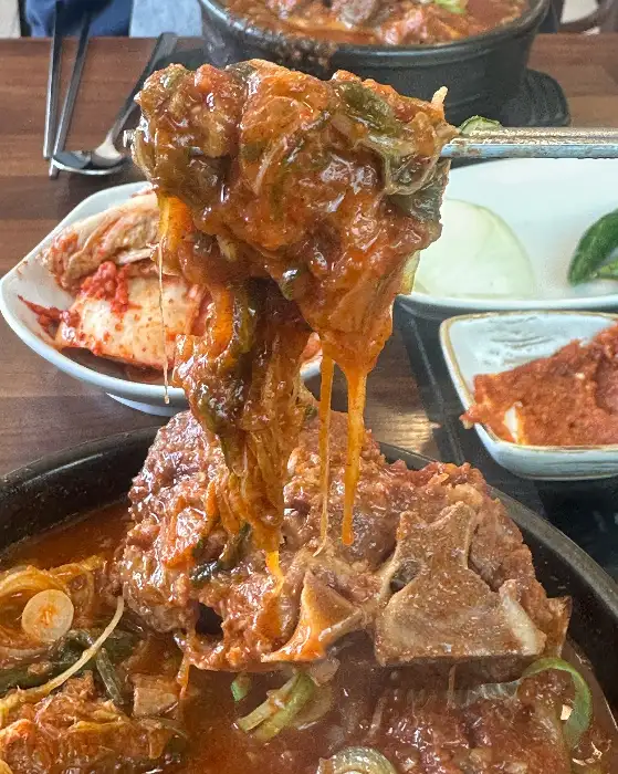 뼈해장국 고기 살 발라내는 모습