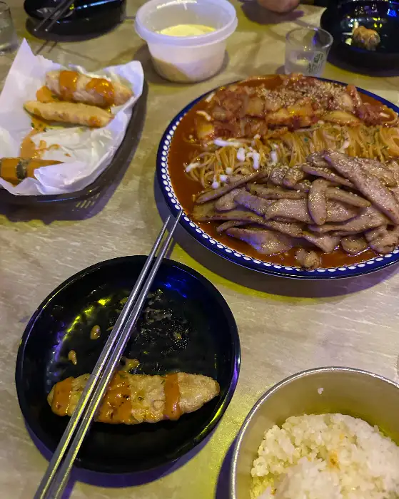 연어회와 곁들여진 음식들
