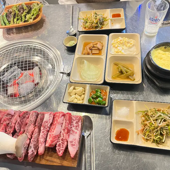 푸짐한 육회비빔밥과 반찬들