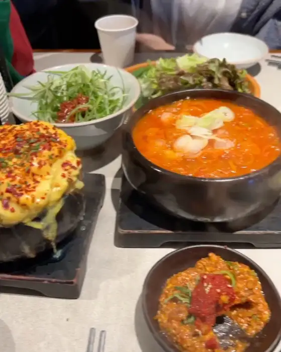 다양한 메뉴가 푸짐하게 차려진 도야집의 한상차림