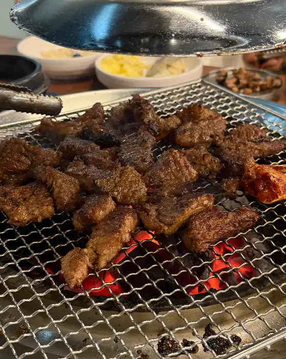 숯불 위에서 구워지고 있는 갈비