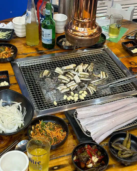 숯불에 구워지는 장어