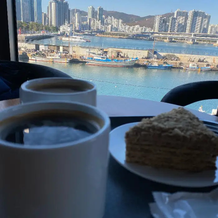 케이크와 커피