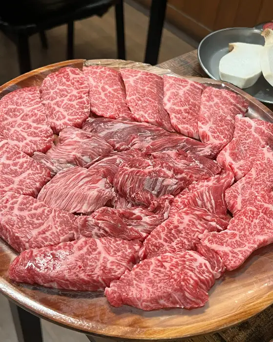 신선하고 마블링이 아름다운 한우 모듬