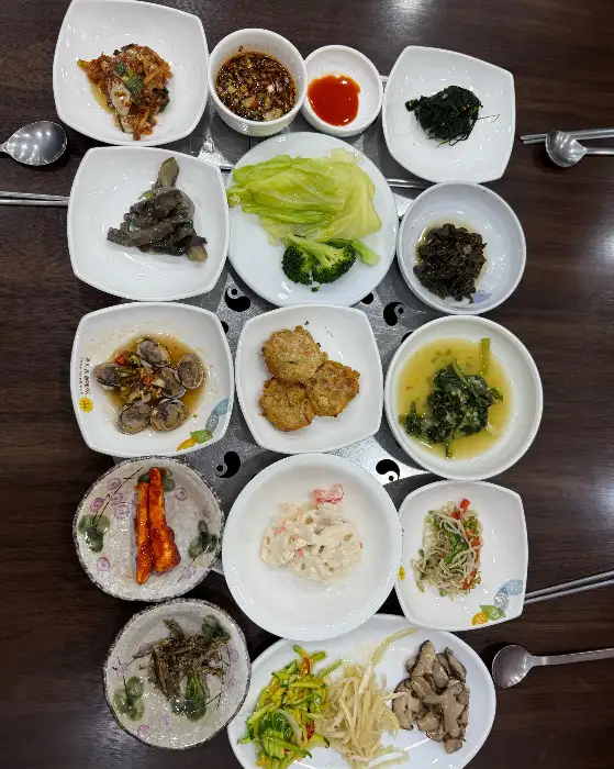 다양한 재료로 구성된 비빔밥 재료들