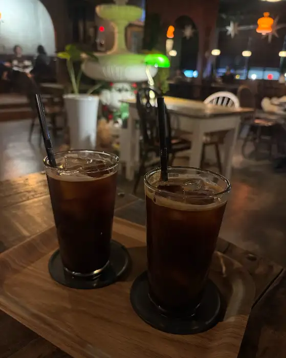 프랭크커핀바 내부 테이블과 함께 놓인 두 잔의 커피