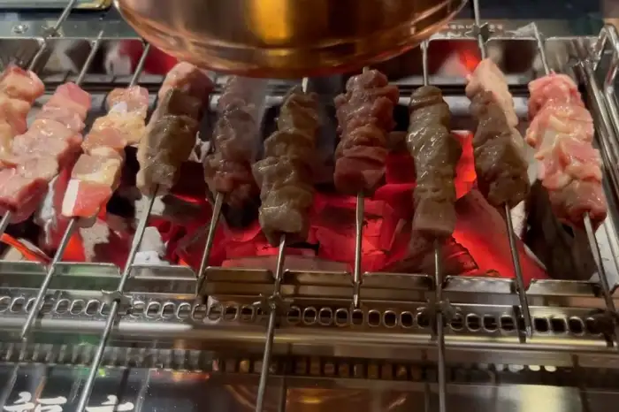 숯불 위에서 익어가는 양꼬치