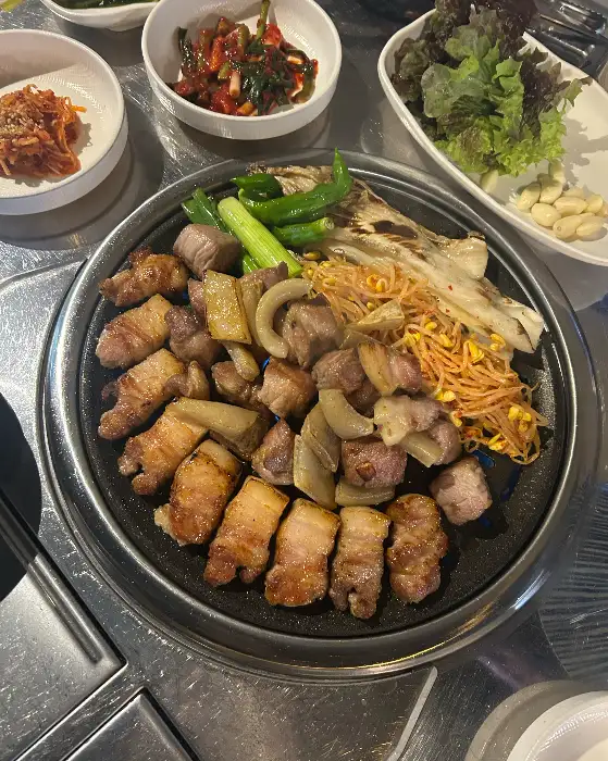 푸짐한 고기 한판과 곁들임 재료들