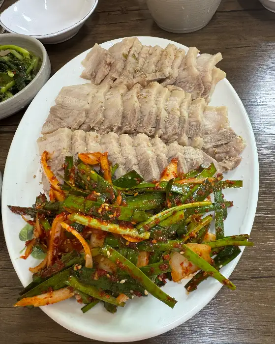 부드러운 수육과 신선한 부추무침