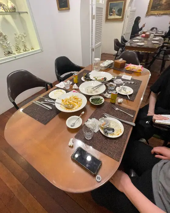 테이블에 차려진 음식 사진
