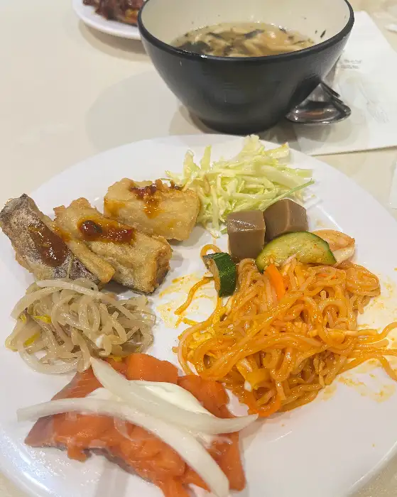 한 접시에 담긴 다양한 한식 및 양식 메뉴