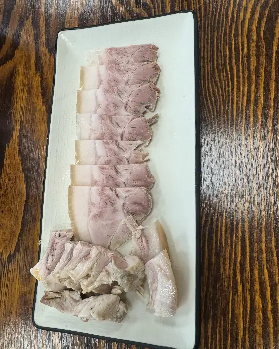 맛있게 썰어진 수육 한 접시