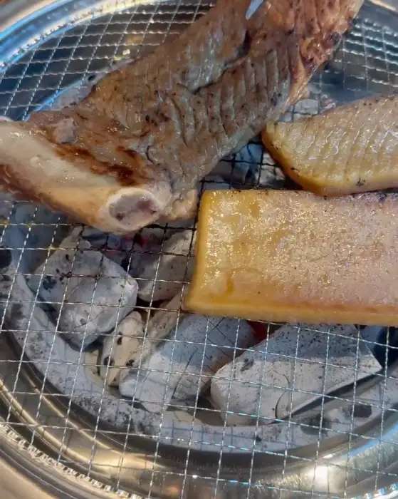 갈비 부위를 굽는 모습