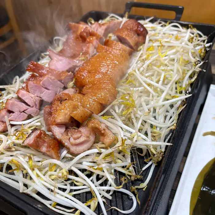 노릇하게 익은 훈제 오리