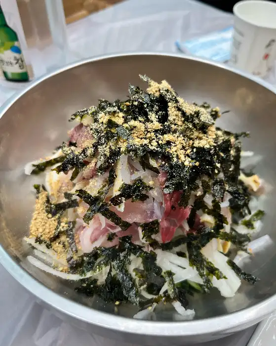신선한 재료가 듬뿍 담긴 물회