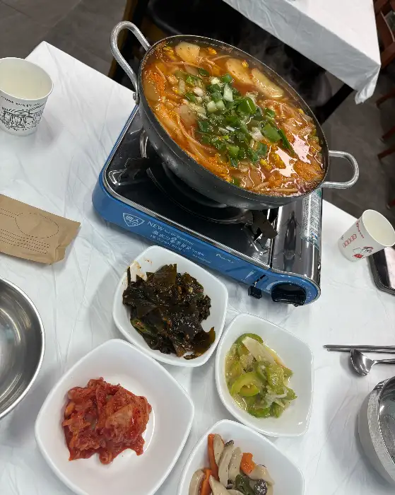 맛있게 끓고 있는 오징어내장탕