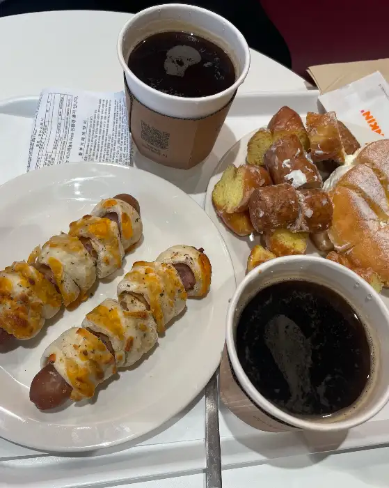 커피와 소시지 빵, 도넛이 담긴 트레이