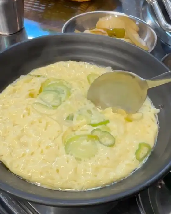 김치국과 파채가 올라간 계란찜