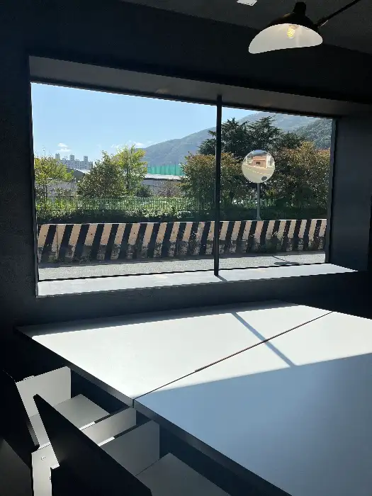 창밖으로 보이는 산과 나무 풍경