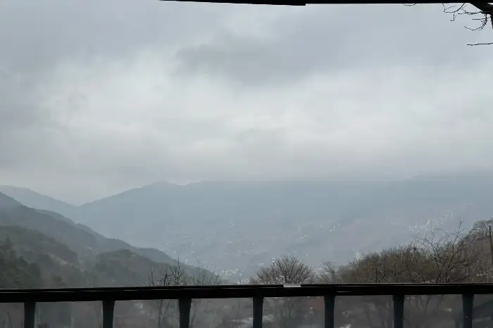구름에 가려진 산 능선