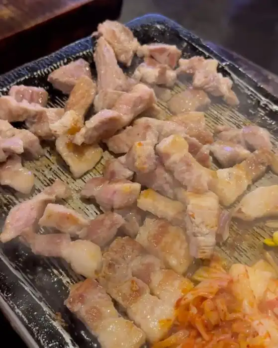 불판 위에서 익어가는 삼겹살