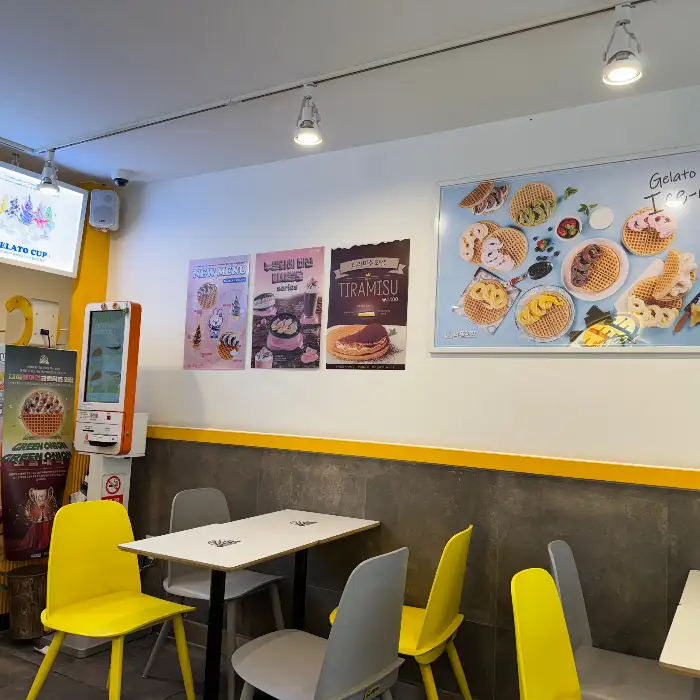 주문 키오스크와 메뉴 포스터