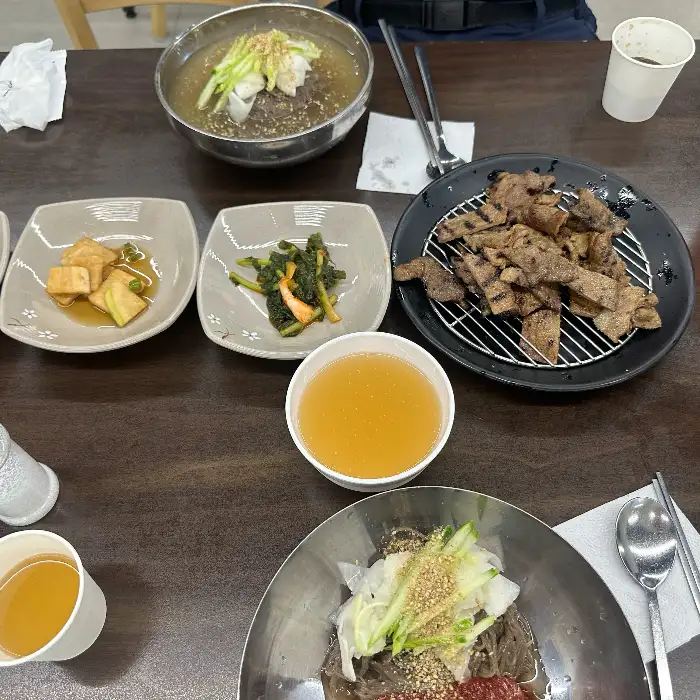 냉면과 고기 상차림