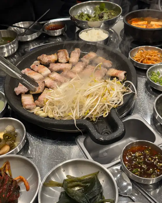 숯불 위에서 익어가는 오겹살과 숙주