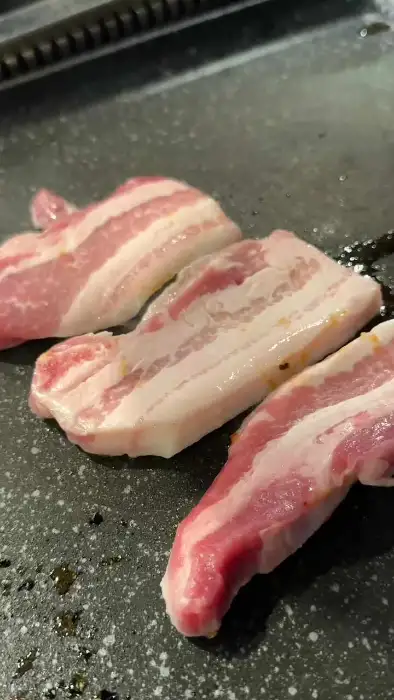 불판에 올라간 생삼겹살
