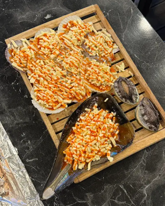 푸짐하게 차려진 조개구이와 곁들임 메뉴
