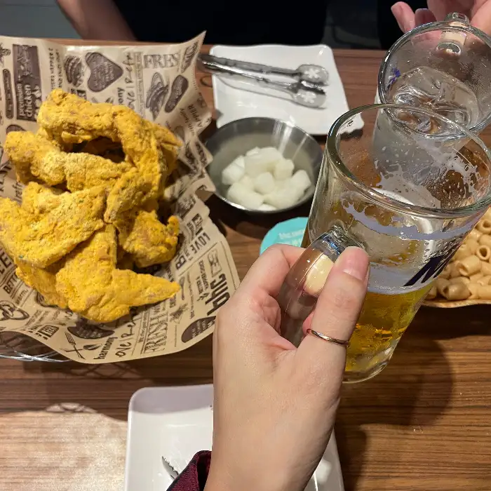맥주와 함께 나온 치킨