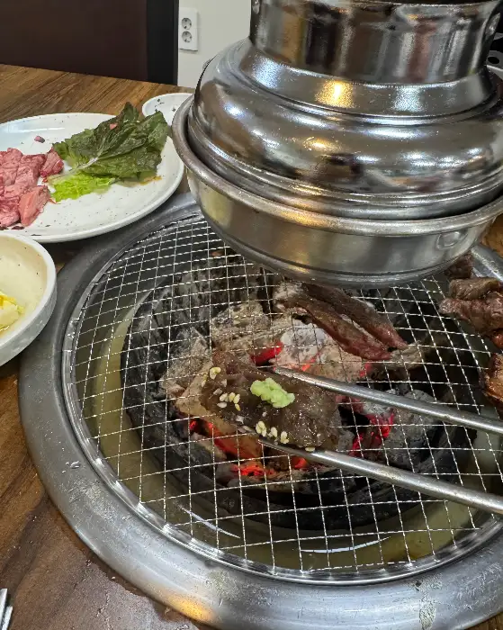 집게로 집어든 양념갈비