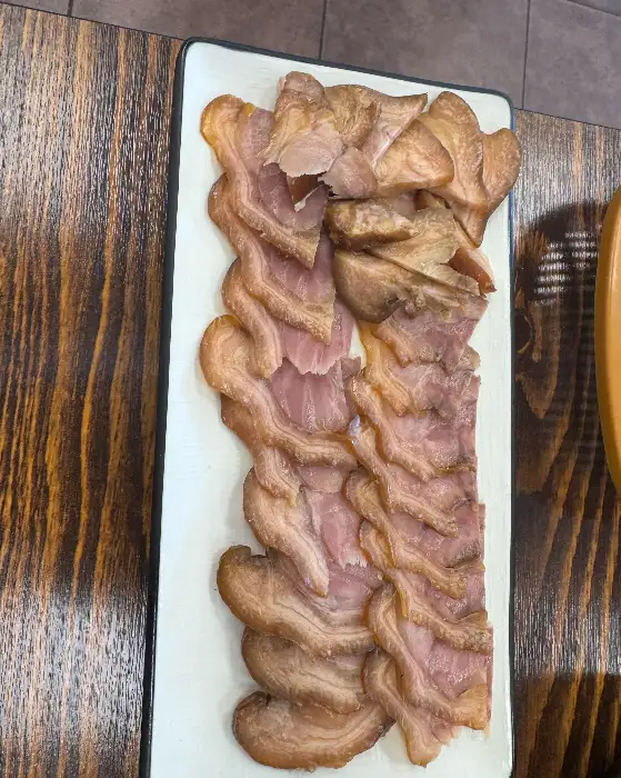 얇게 썬 수육과 쌈장