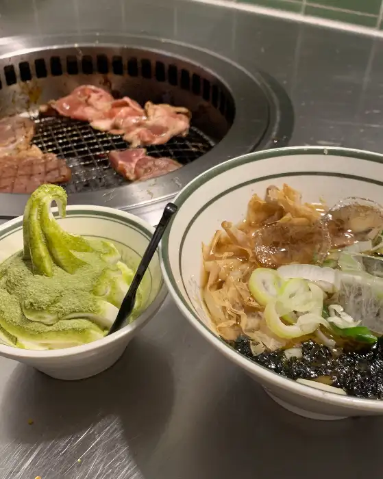 녹색 빛깔의 아이스크림과 덮밥