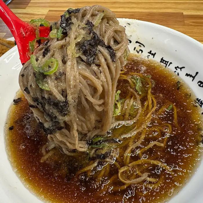 진한 육수 위에 올려진 메밀면