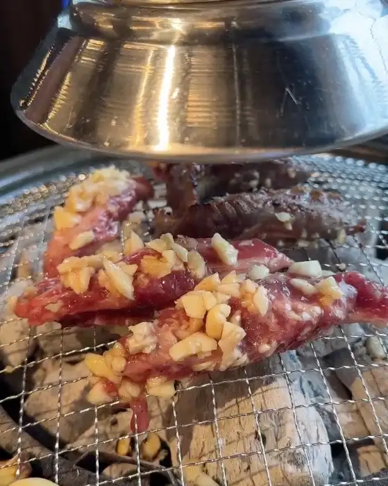 마늘을 곁들인 담가화로구이 마늘갈비