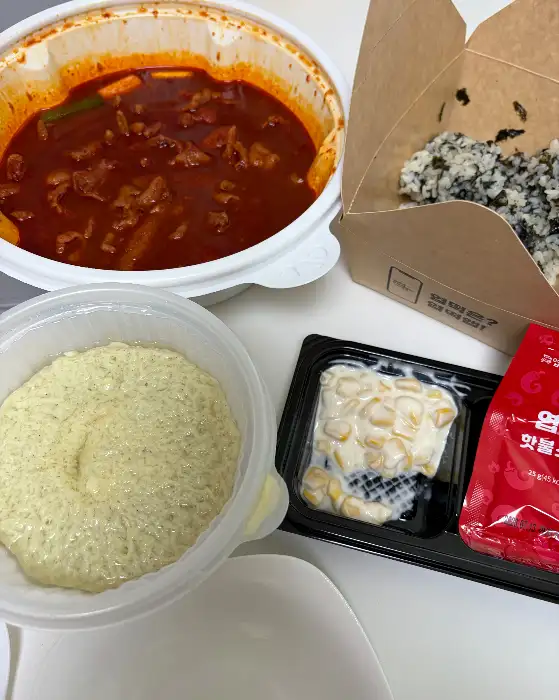 떡볶이, 주먹밥, 콘치즈, 엽기 소스가 담긴 구성