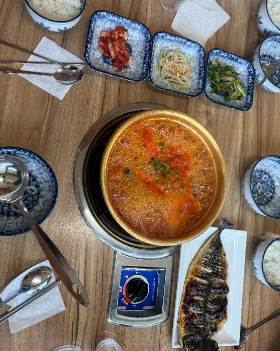 동태탕과 고등어구이, 밑반찬 상차림