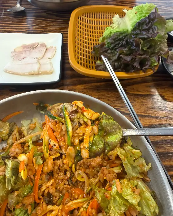알록달록한 채소가 듬뿍 담긴 비빔밥
